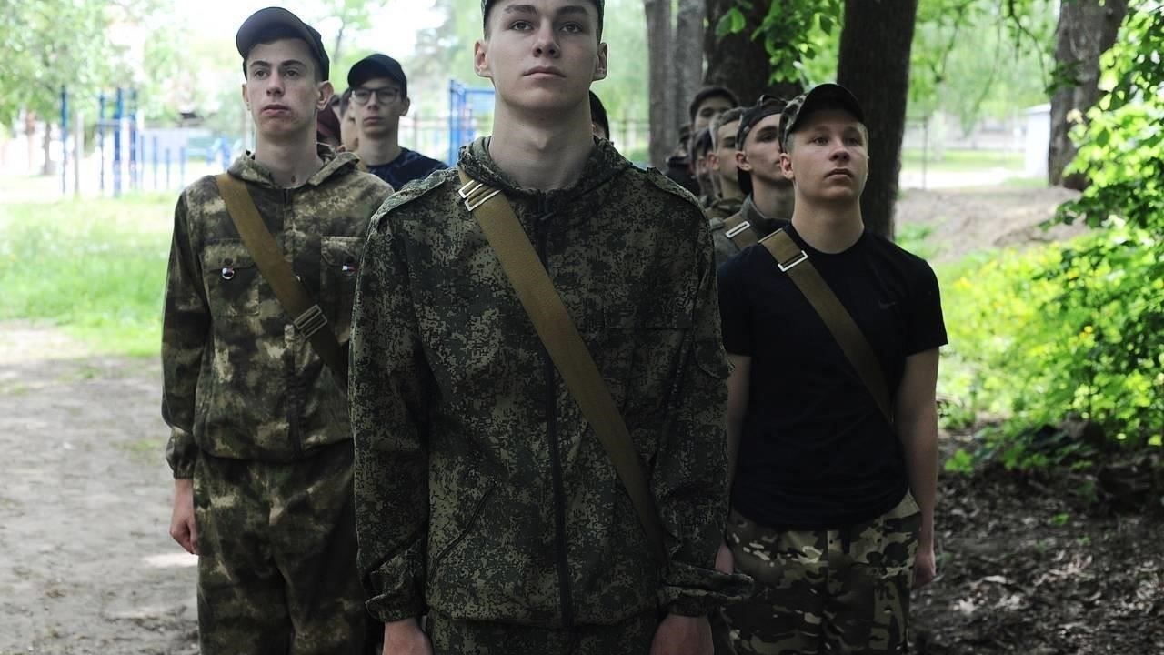 Если участие учащегося в военных учениях или сборах является обязательным в силу требований учебной программы, отказ может повлечь за собой определенные академические последствия. Однако такие случаи редки, и школы обычно гибко подходят к просьбам об освобождении.
