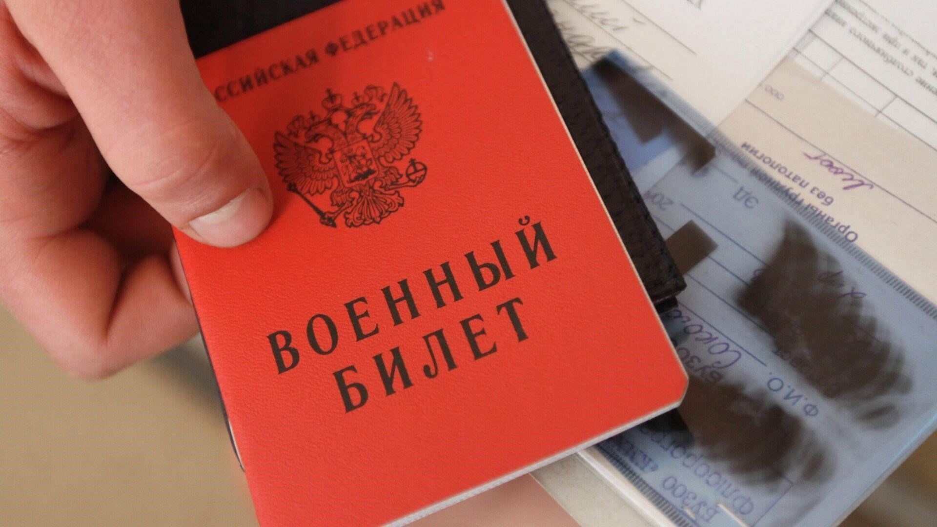 Обратитесь в военное ведомство, где вы закончили обучение, и подайте официальный запрос на получение документа. Военные власти рассмотрят ваше дело и выполнение всех необходимых задач во время обучения. Это может включать оценку вашей готовности к службе и прохождение всей необходимой военной подготовки.