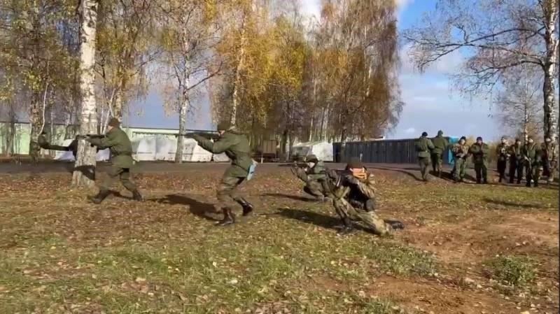 Одна из распространенных ошибок, которую совершают солдаты, - это уверенность в том, что они смогут разобраться в ситуации в самый ответственный момент. Важно заранее изучить состав своего комплекта и регулярно практиковаться в его использовании. Просмотр обучающих видеороликов или участие в полевых учениях могут дать бесценный практический опыт. Цель состоит в том, чтобы не медлить, когда нужно действовать быстро, и быть уверенным, что вы сможете оказать помощь даже в самых сложных условиях.